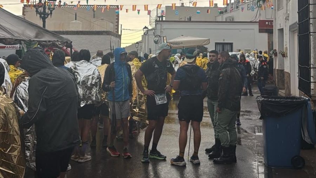 Colas en Enix para coger lo autobuses tras la cancelación de La Desértica