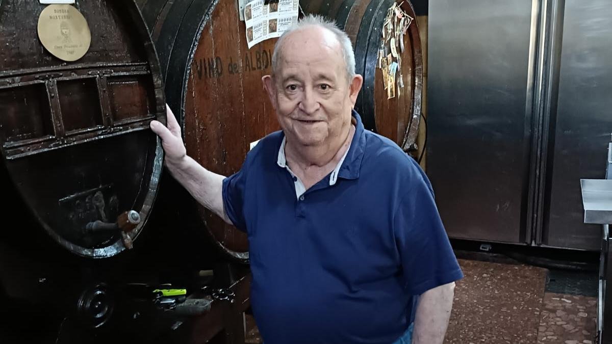 José Ibarra López lleva toda la vida en la bodega Montenegro, que ahora regenta su hijo Javier.