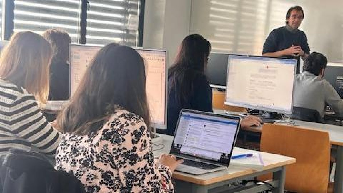 Juan Sebastián Fernández Prados durante una de sus clases