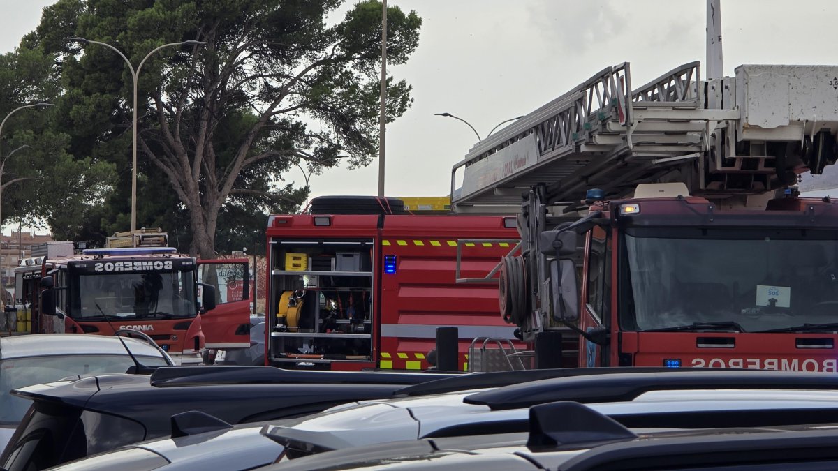 Bomberos del Poniente, trabajando este lunes en el concesionario de Seat en El Ejido.