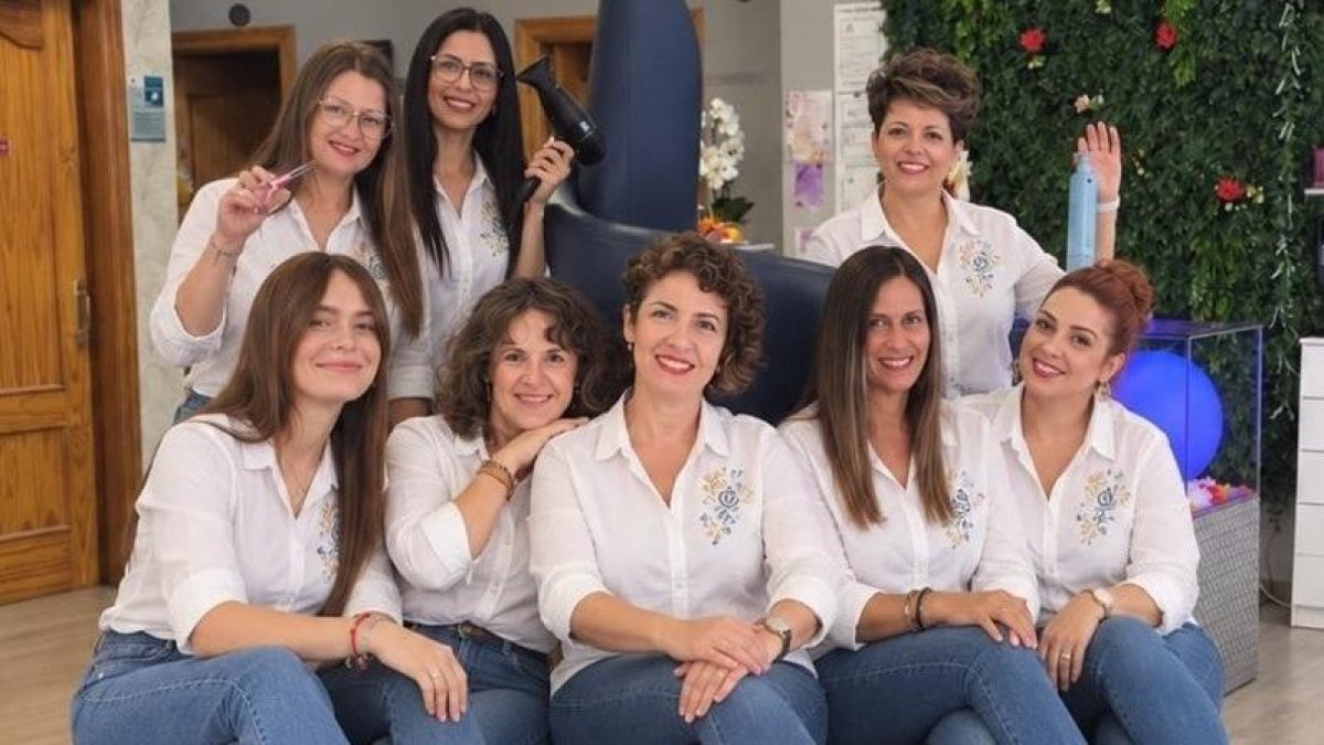 El equipo de Qué Punto Estilistas, con Rosalía en el centro, en sus instalaciones de Almería