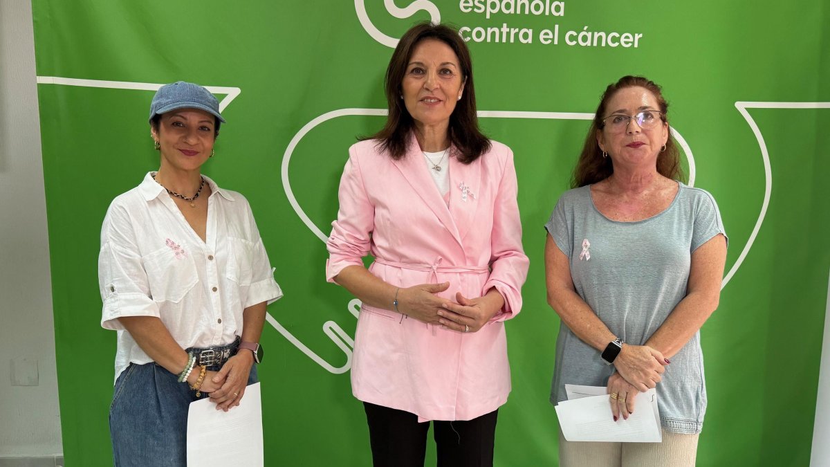 María Torcuato, paciente, Magdalena Cantero, presidente de la AECC en Almería, y Ángeles López, paciente