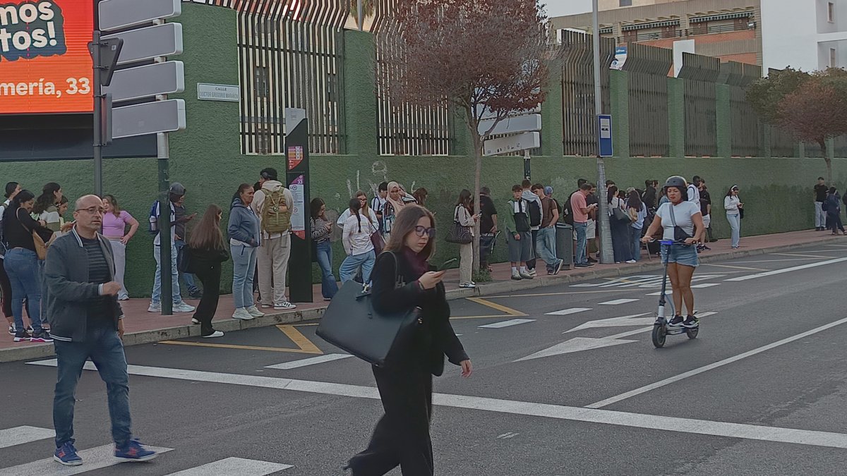 Comienza la huelga del bus en Almería: imágenes de la primera jornada del parón