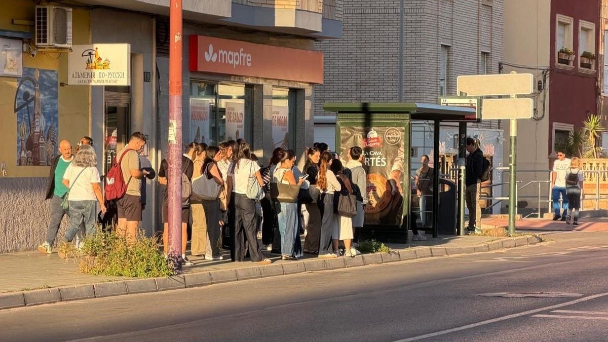 Usuarios aguardan el autobús en la Avenida de Cabo de Gata para ir a la Universidad.