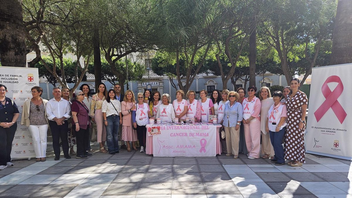 Almería da visibilidad al Día Mundial Contra el Cáncer de Mama con la lectura del manifiesto.
