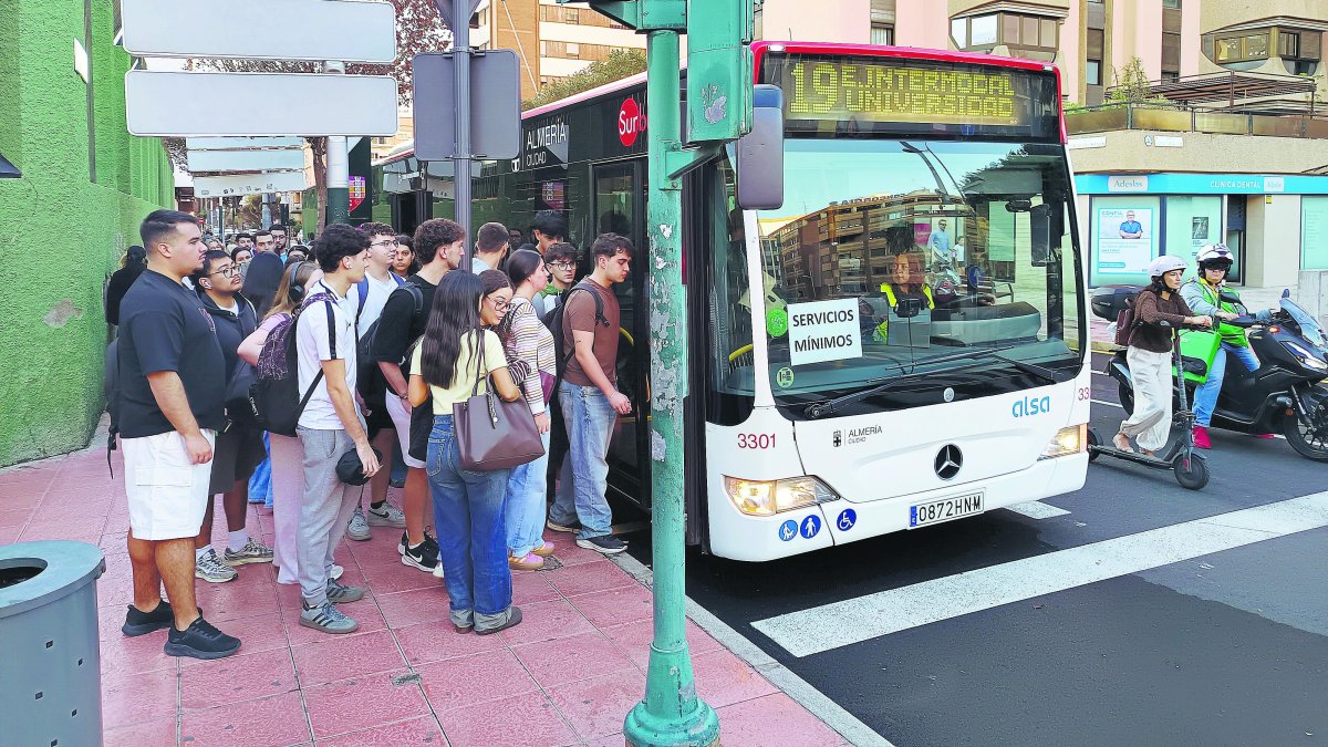 Varias decenas de usuarios a primera hora de este martes en la parada junto a La Salle.