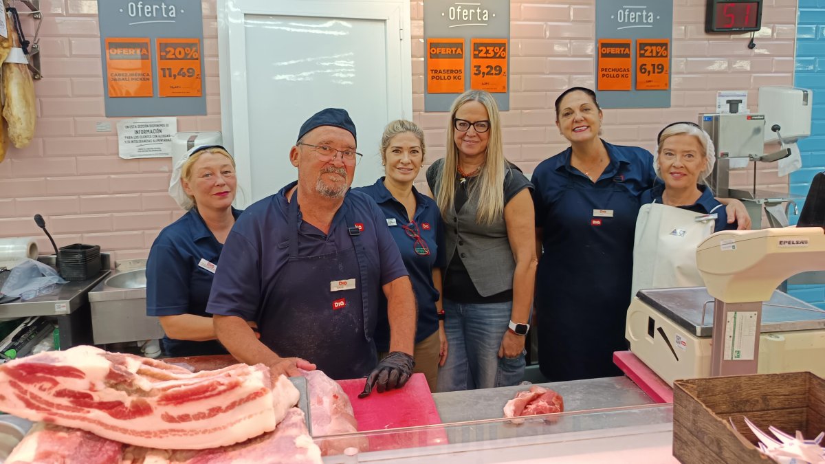 Se jubila Paco, un apreciado carnicero de barrio de Almería: "Conocí a clientes de niños y hoy vienen con sus hijos"