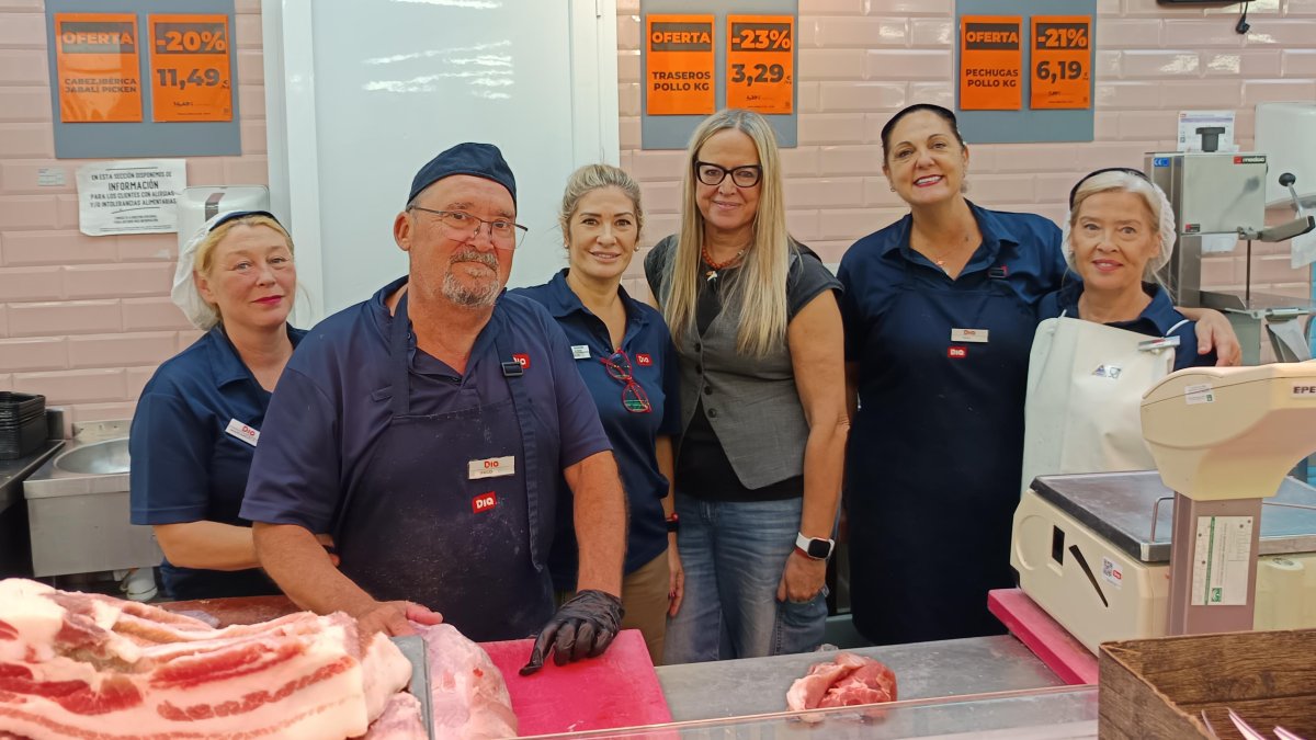 Francisco Hernández rodeado de parte de sus compañeras del supermercado Día de calle de los Picos.