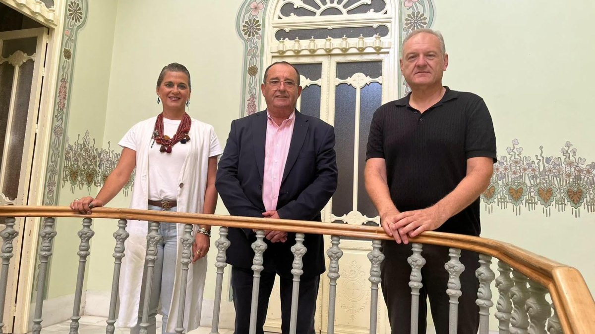 El empresario José Navarro (centro) junto a la edil responsables de las fiestas y el alcalde de Cuevas del Almanzora.