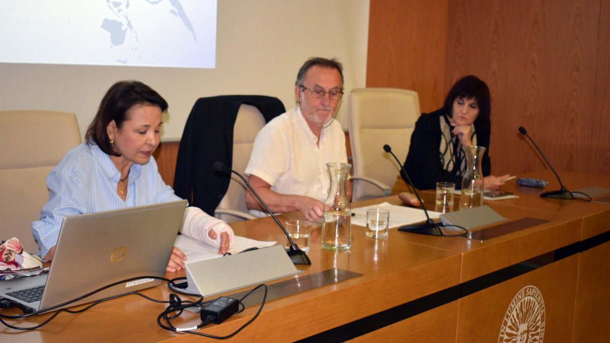 Eva Díez, profesora de Derecho Internacional Público; José Ignacio López-Gay, director del Centro de Documentación Europea, y Ángeles Arjona, directora del CEMyRI.