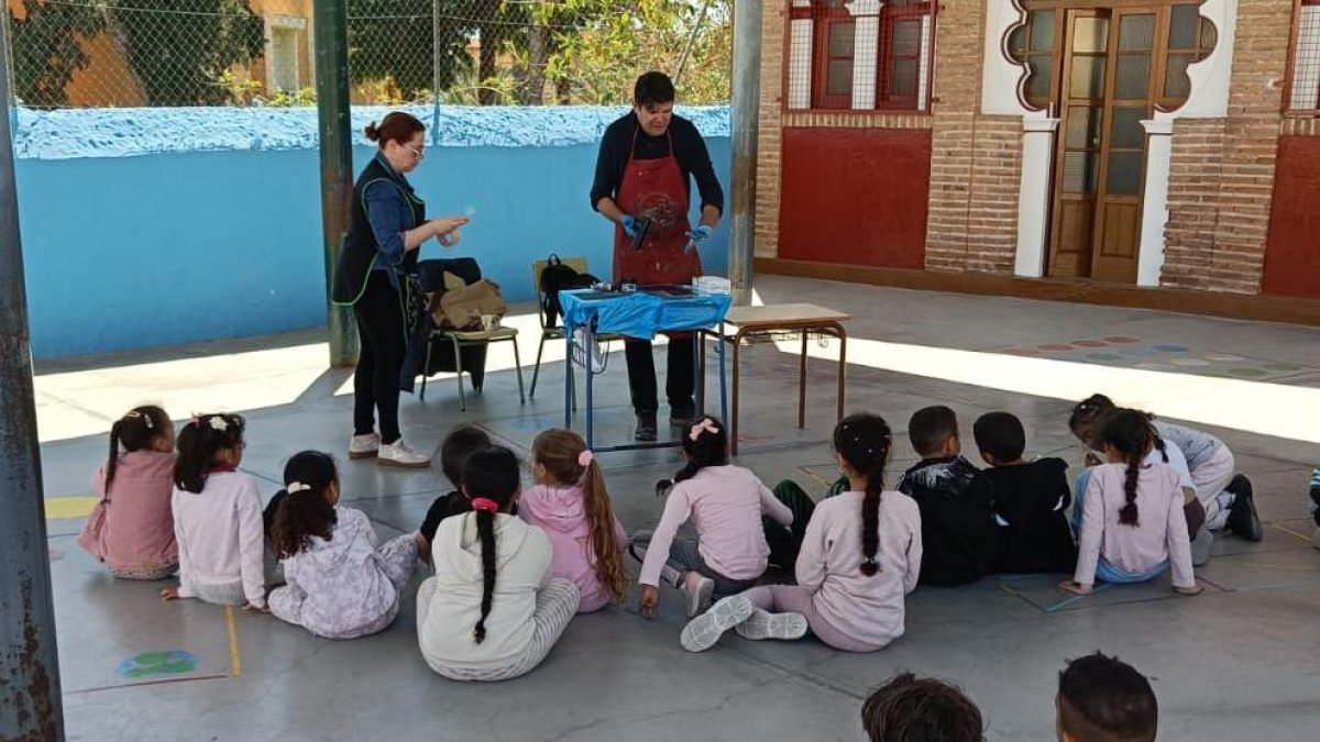 Una actividad en el patio del CEIP Ave María del Quemadero.