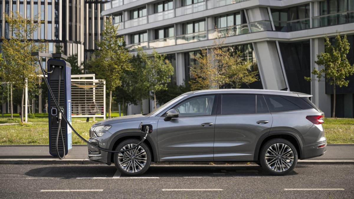El nuevo híbrido enchufable ofrece una potencia total de 200 kW, combinando un motor de gasolina de 130 kW con un motor eléctrico de 85 kW.