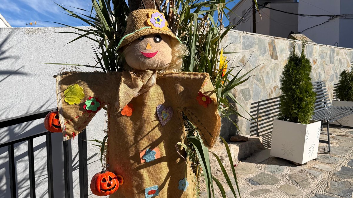 Uno de los espantapájaros que decoran el pueblo de Bacares