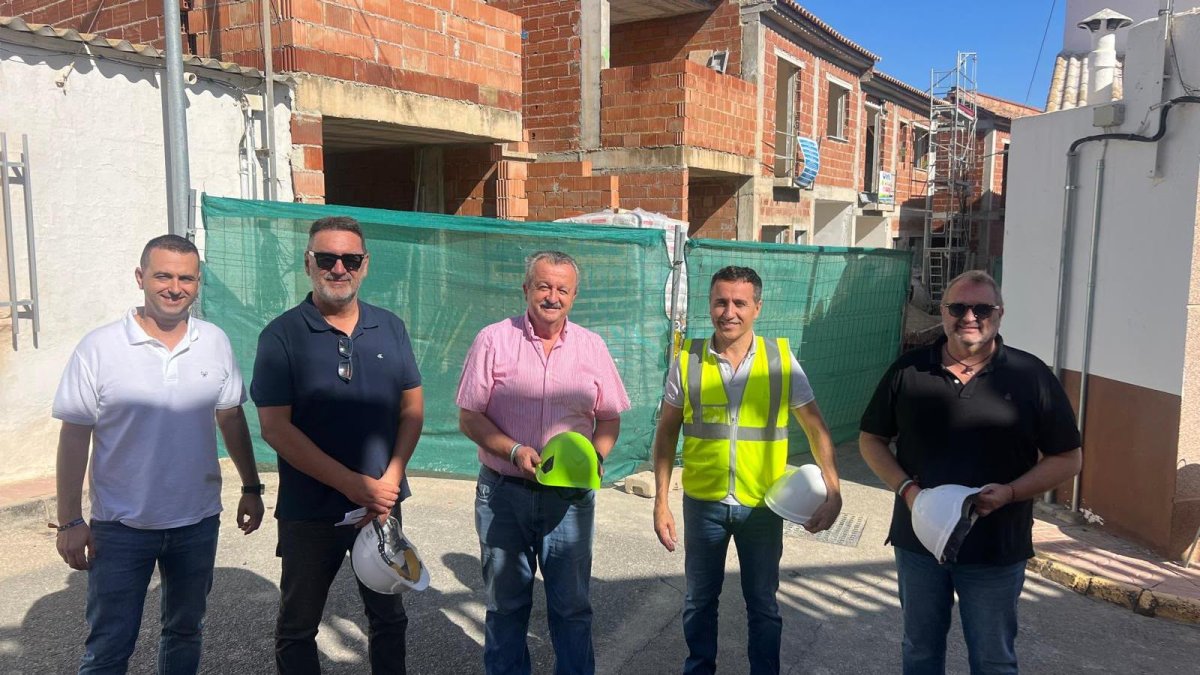 Imagen de archivo de una visita de la corporación municipal a las obras de las cuatro viviendas en La Fuente.