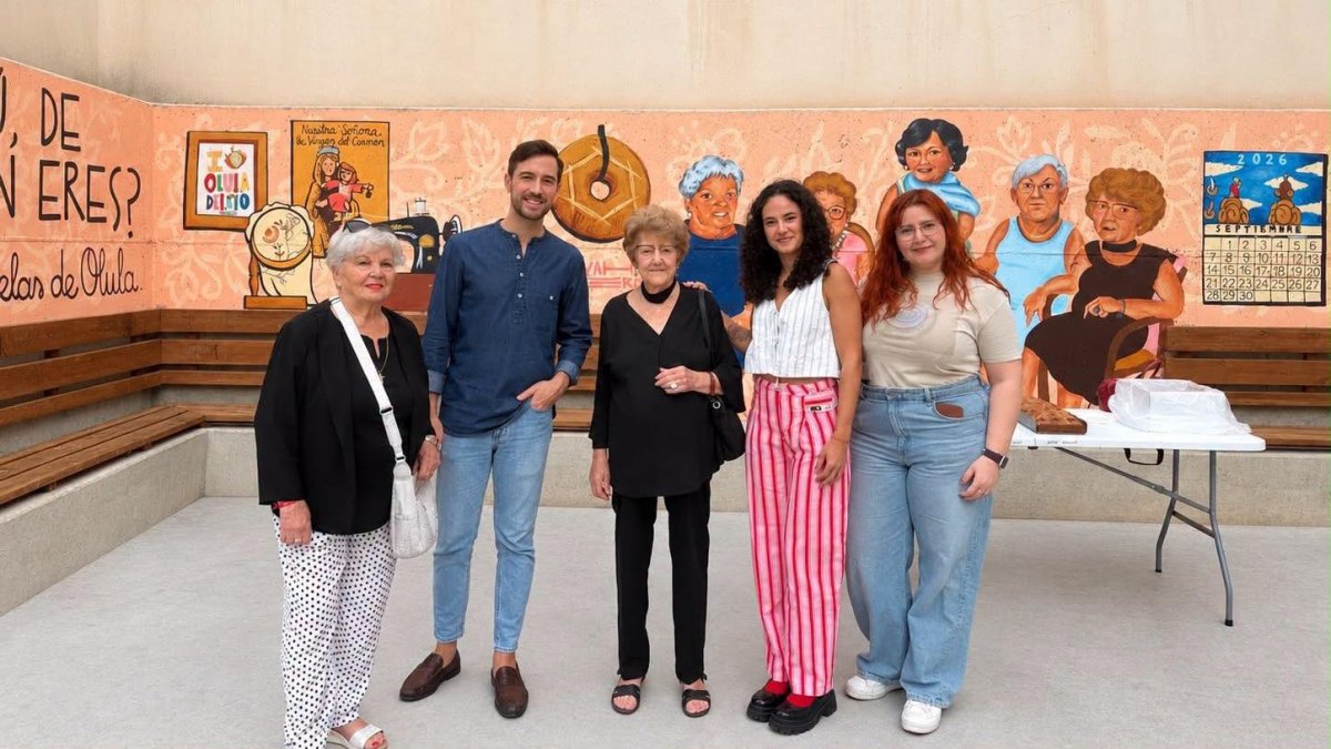 El teniente de alcalde de Olula del Río con la artista y vecinas representadas frente al mural.