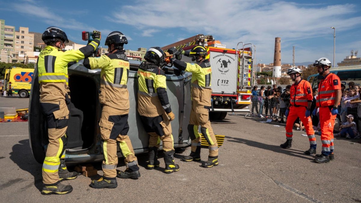 Actuación ante los escolares durante el simulacro de un accidente de tráfico en Adra.