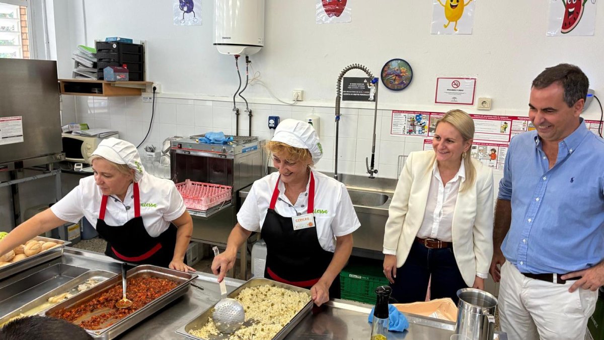 La delegada de Educación, Carmen María Jiménez, y el gerente provincial de la APAE, José Luis García, este viernes en el comedor del colegio Rafael Alberti.