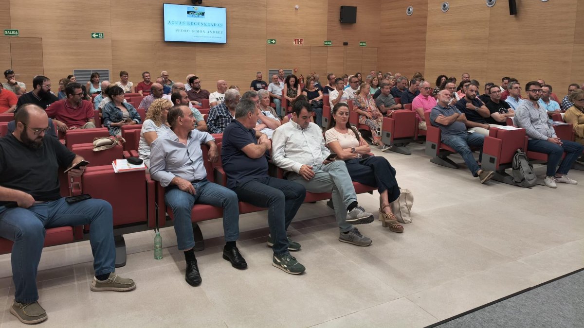 Se ha reunido a agricultores y agricultoras, comunidades de regantes y representantes institucionales para analizar los retos del agua y buscar soluciones innovadoras y adaptadas a la realidad agraria