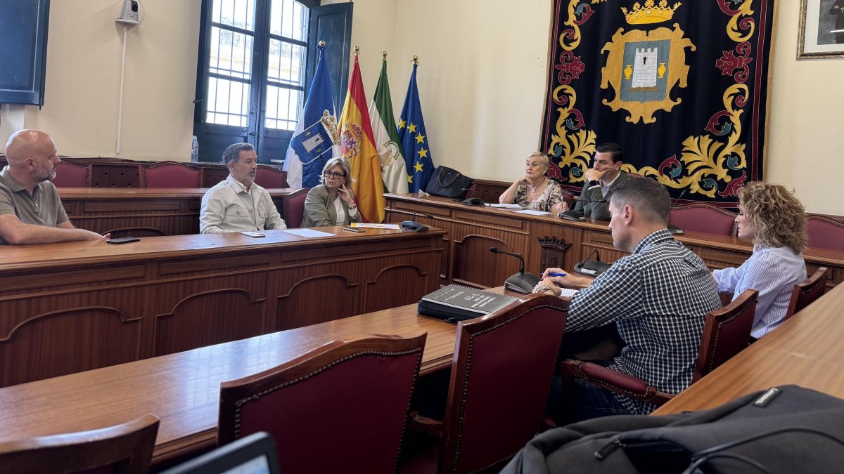El equipo de Gobierno municipal de Níjar y la directiva de la Asociación de Empresarios del Parque Natural Cabo de Gata-Níjar.