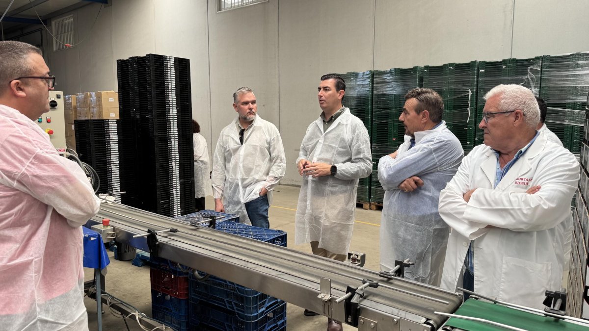 El alcalde de Níjar, José Francisco Garrido, acompañado por el concejal de Servicios, Juan Carlos Agenjo, ha visitado invernaderos y empresas agrícolas del municipio