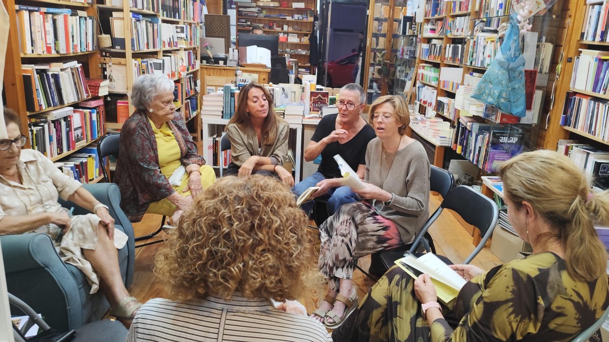 El club de lectura semanal de los martes, en El Faro de Recóndito.