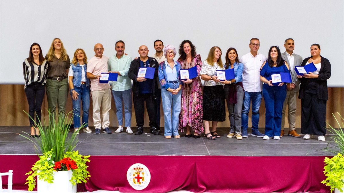 La alcaldesa aplaude “el liderazgo” de las asociaciones vecinales “para mejorar y cuidar Almería”.