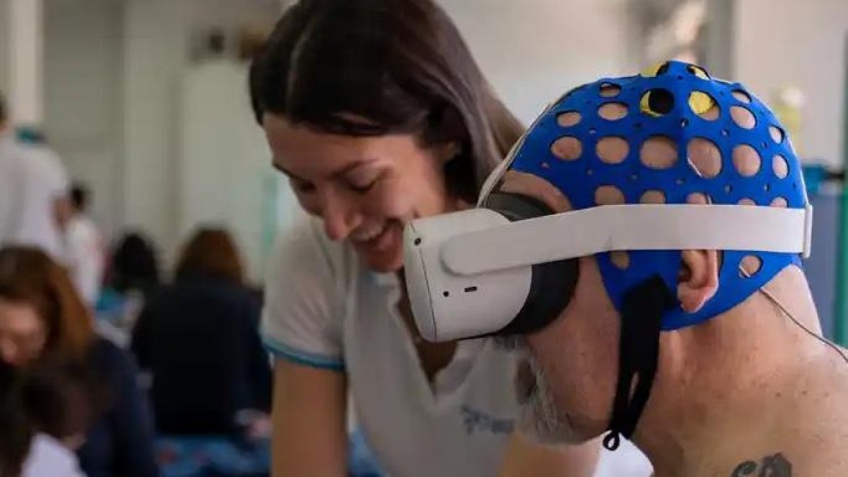Un paciente participa en una sesión de neurorrehabilitación con apoyo tecnológico en Neuroal.