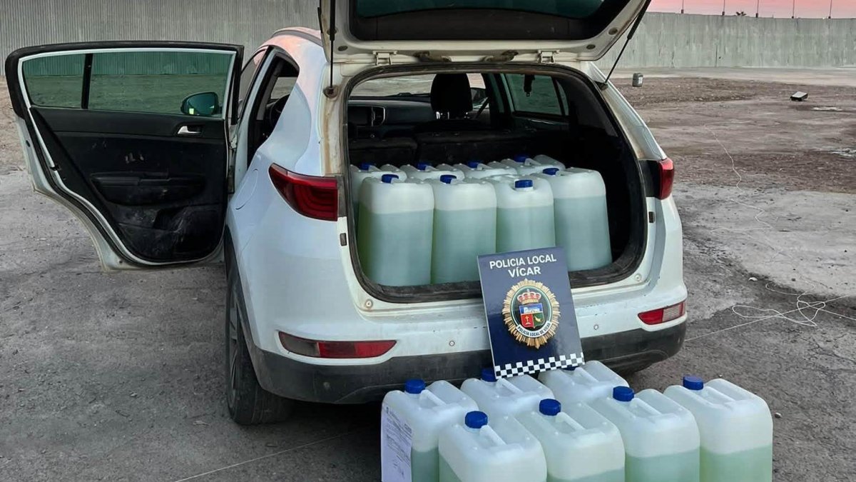 Foto del vehículo cargado de bidones de gasolina
