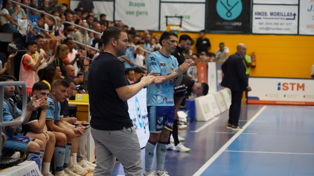 Guille Martínez animando a sus jugadores durante el encuentro ante el Barça.