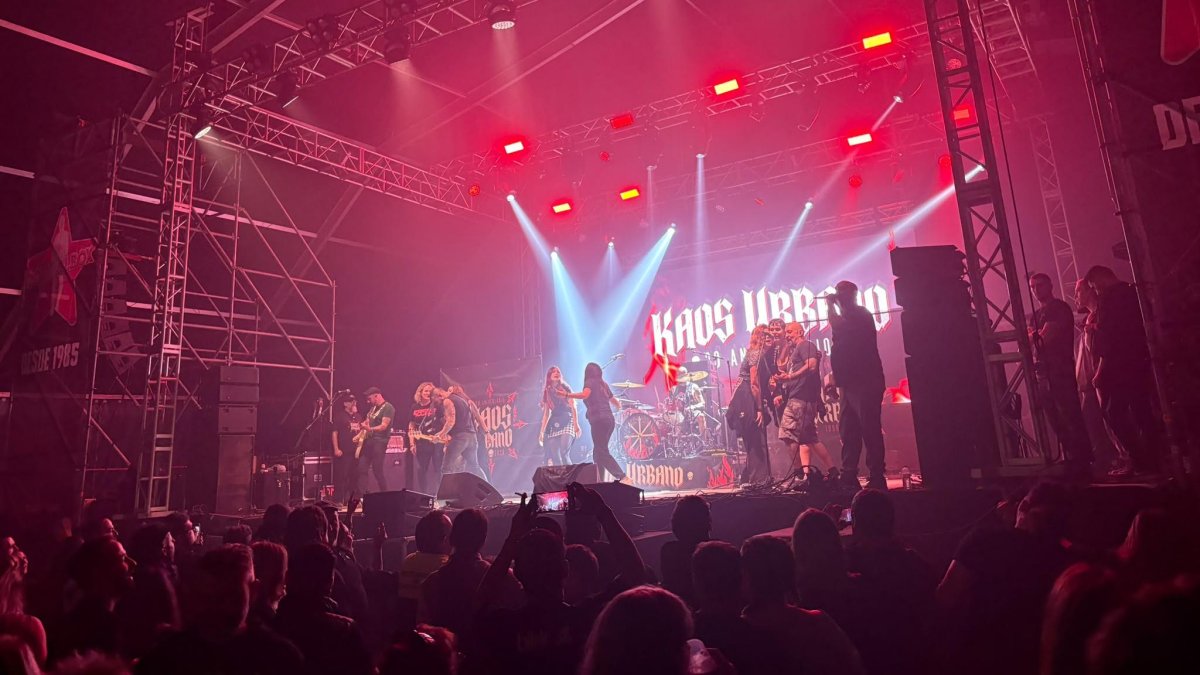 Un momento durante la actuación de Kaos Urbano en el Rock Albox 2026.