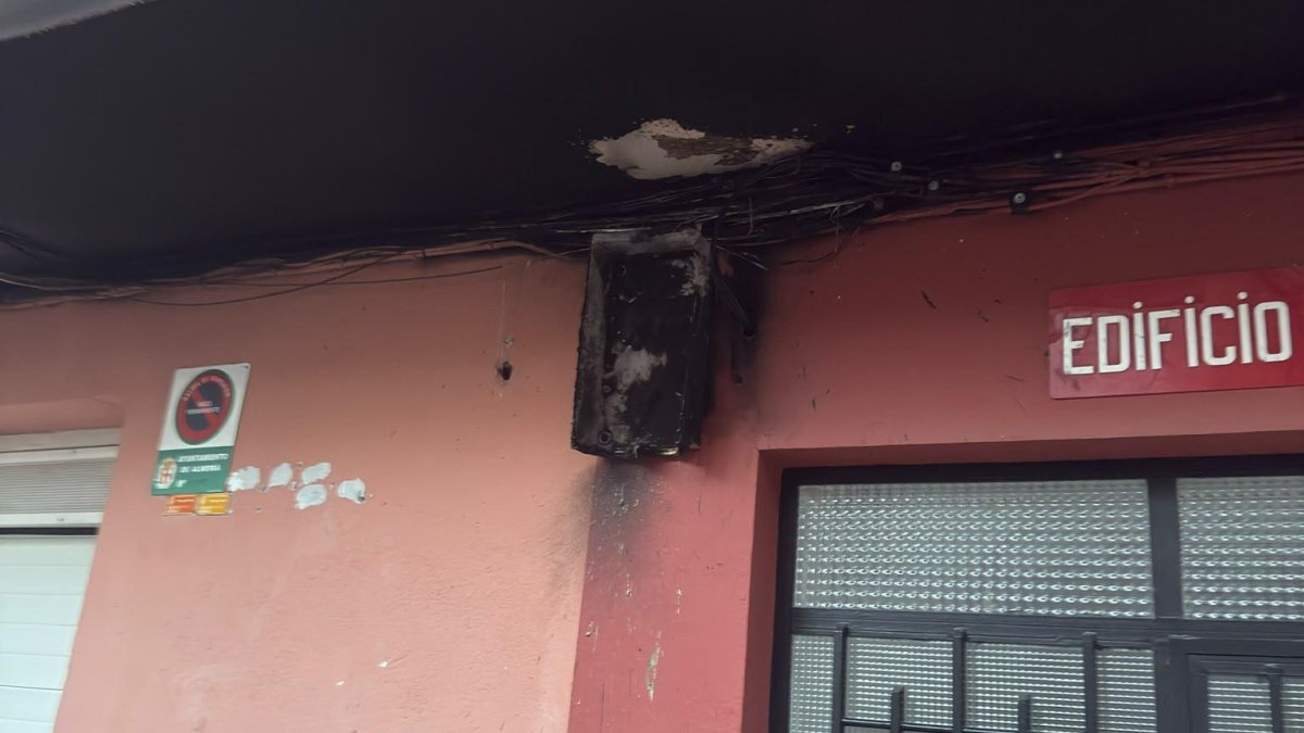 Cajetín en el que se originó el incendio en la Plaza del Pino de Almería capital, en el Centro Histórico.