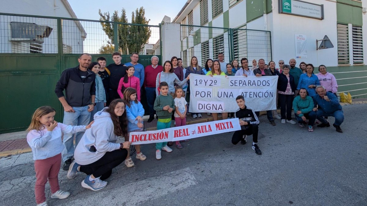 Familias del colegio concentradas a las puertas del centro.