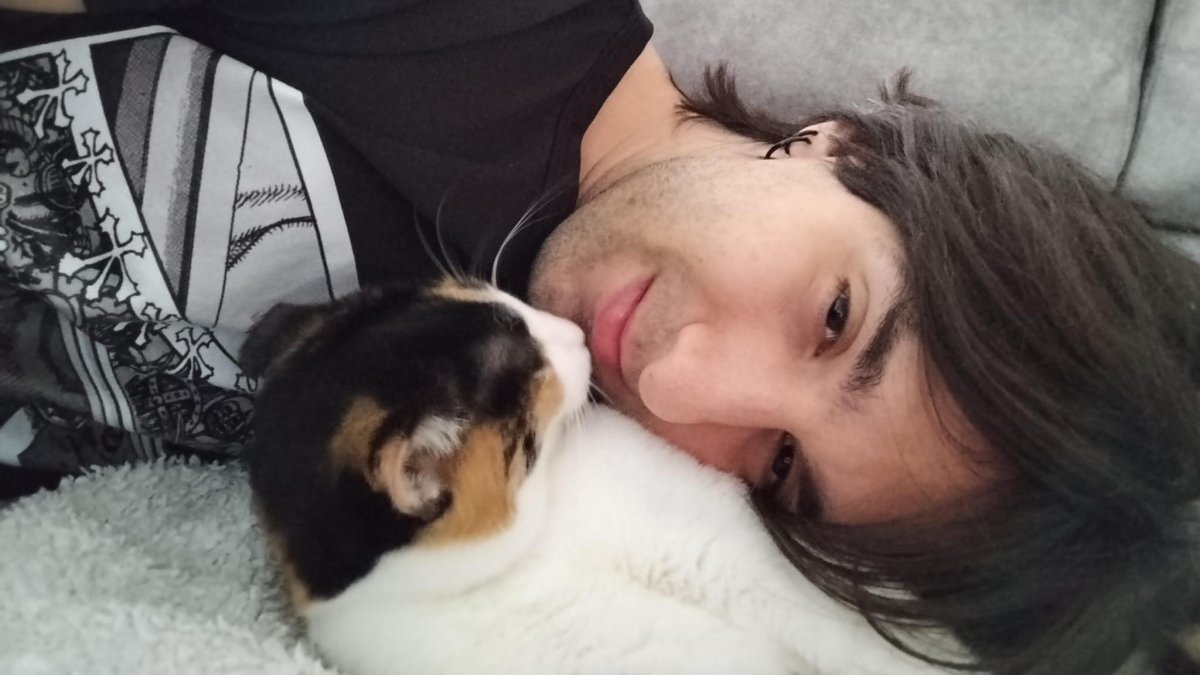Pablo adoptó a Eleven y la ha llamado Piña.
