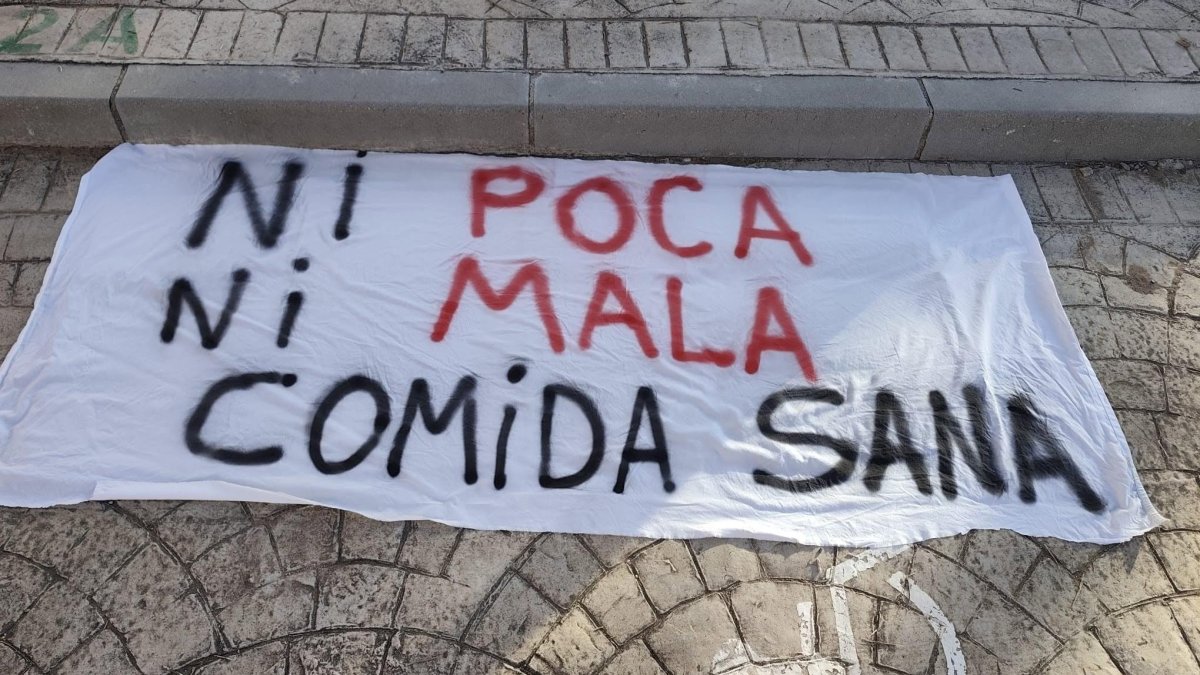 Uno de los carteles mostrados durante la huelga de comedor en centros de Córdoba.