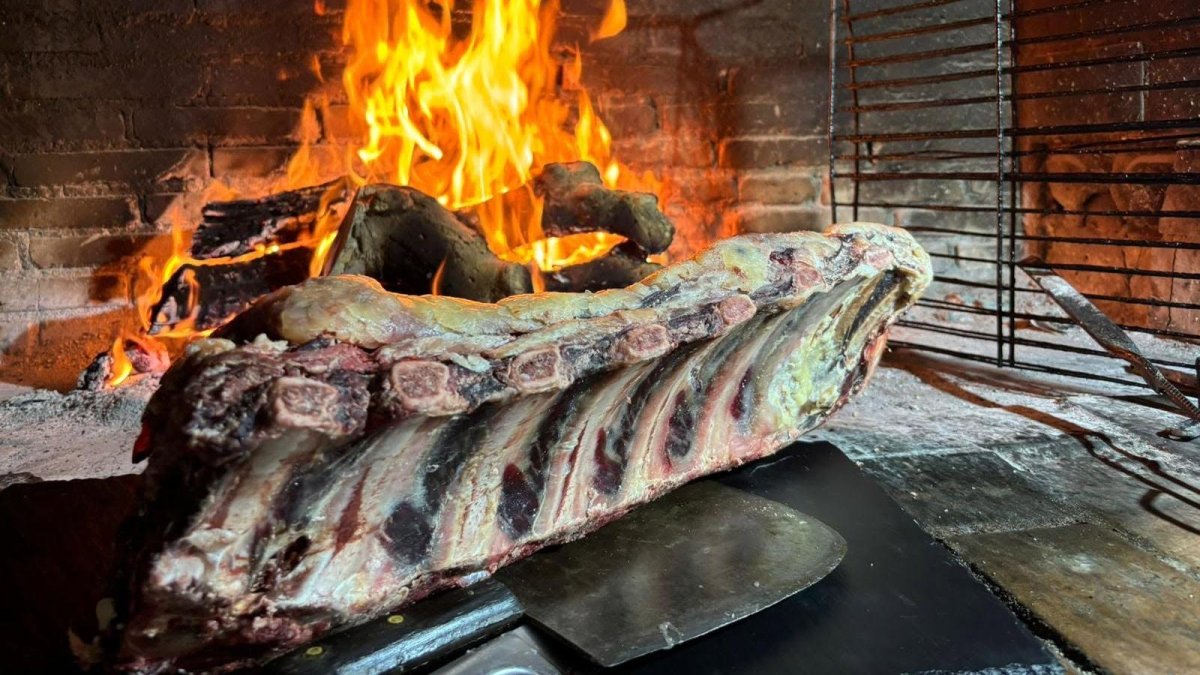 La carne a la brasa, la gran protagonista del Asador Sierra Enmedio.