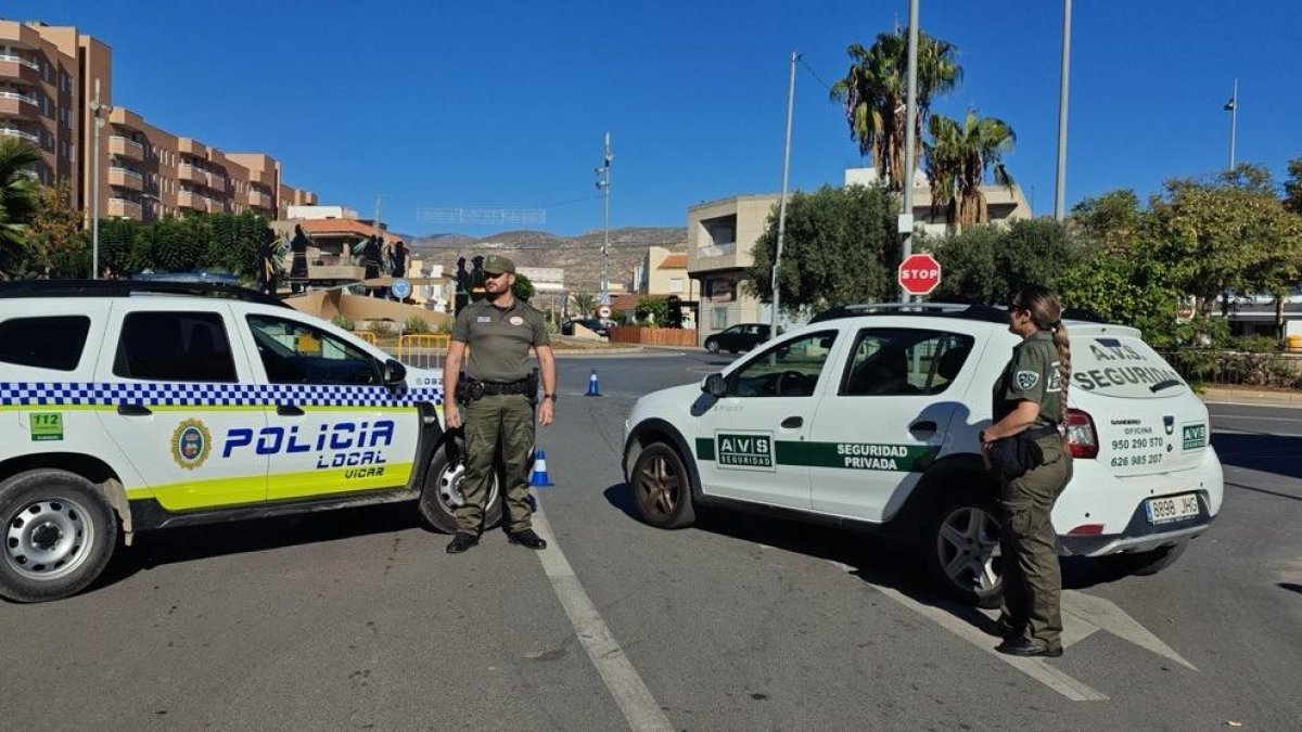 Personal de AVS Seguridad junto a la Policía Local de Vícar, con sus respectivos vehículos de servicio.