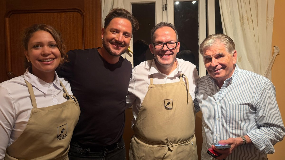 Guiomar y José, de Catering Los Ángeles, junto a Manuel Carrasco y Pedro Ruiz durante las grabaciones de ‘ADN’ en Madrid.
