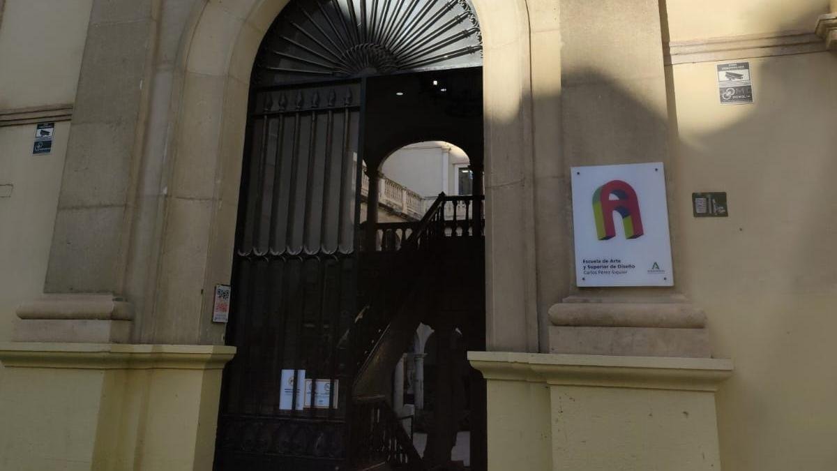 Archivo - Acceso principal a la Escuela de Artes de Almería.