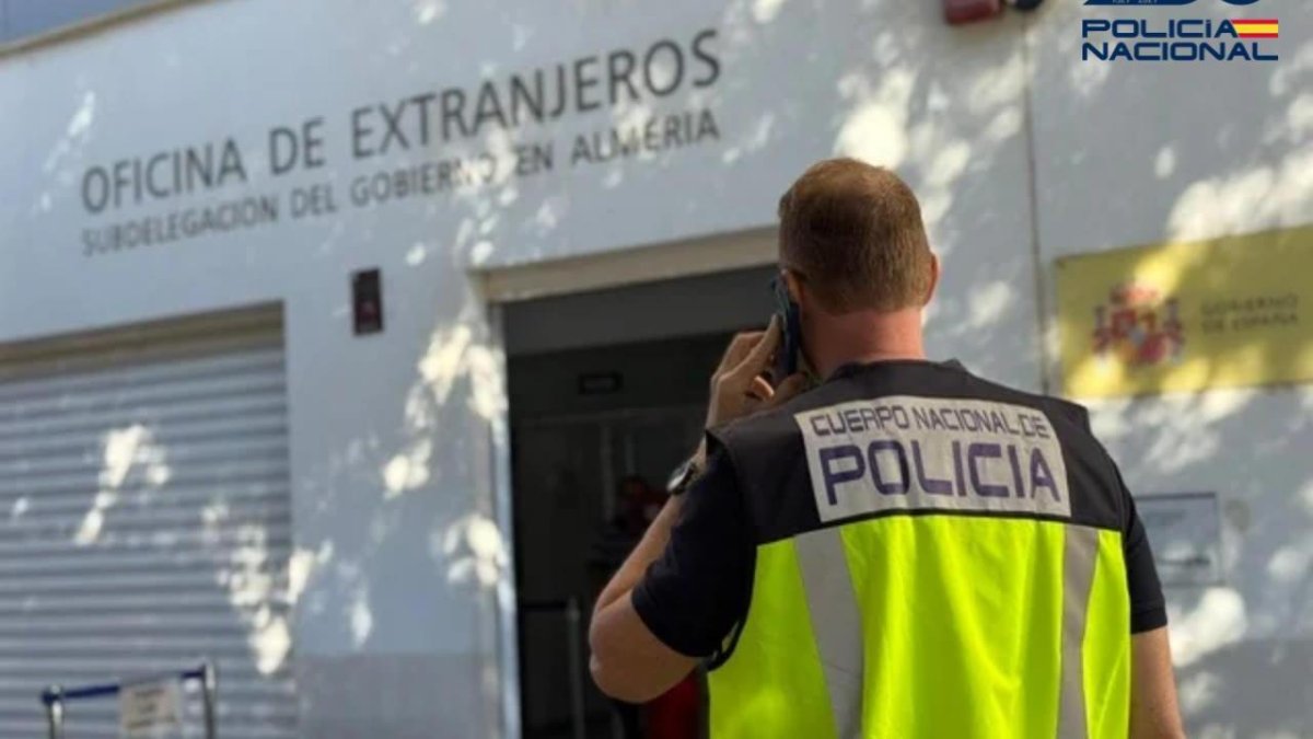Agente de la Policía Nacional frente a la Oficina de Extranjería.
