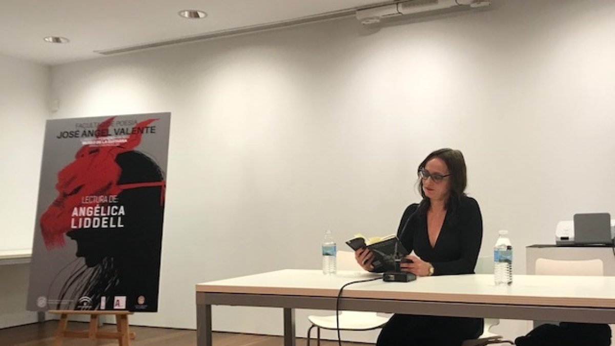 Angelica Liddell durante su lectura en la Facultad Valente.