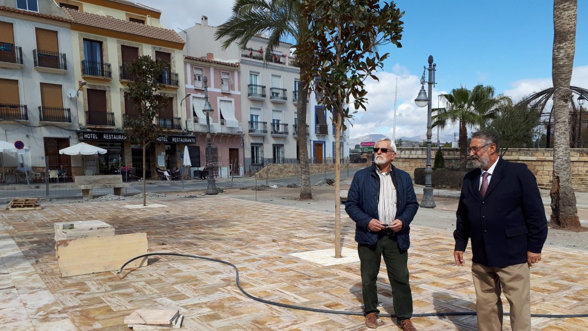 El alcalde y el edil de Obras en las obras de remodelación de la Plaza Mayor.