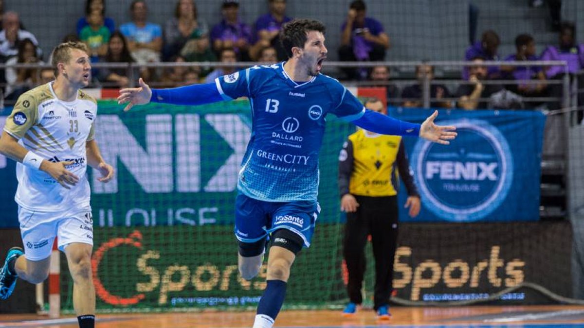 Álvaro Ruuiz celebrando un gol.