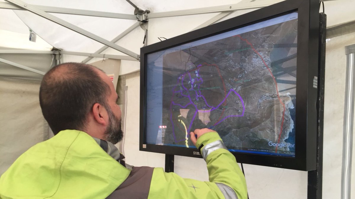 Un agente del Grupo de Emergencias de Andalucía señala la zona en la que se busca al pequeño.