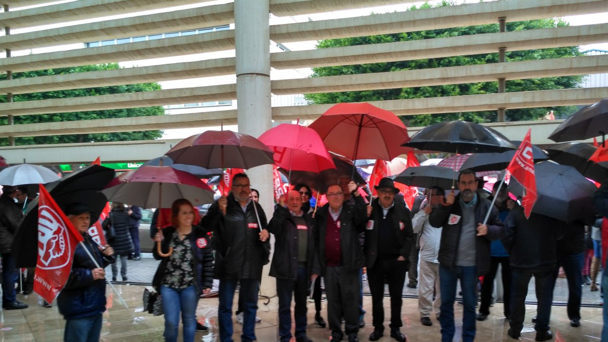 La lluvia no ha impedido la protesta organizada en la TGSS de Cortijo Grande.