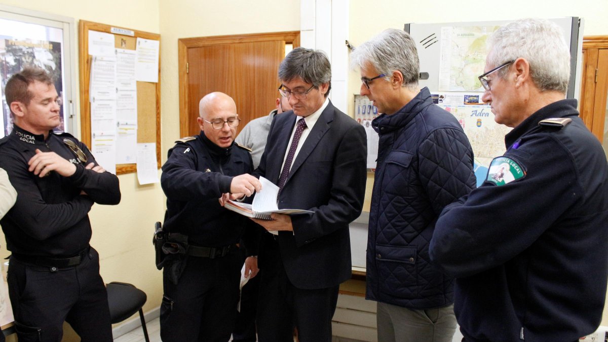 Visita de Manuel Cortés a las instalaciones de la Policía Local de Adra.