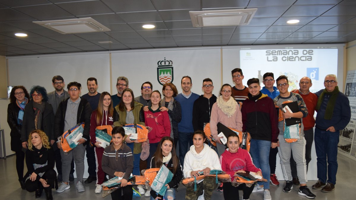 Alumnos de los grupos finalistas, tras recibir los premios, con la alcaldesa y profesores.