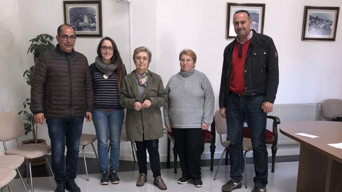 Las autoras, con el mural tras entregarlo en el Ayuntamiento.