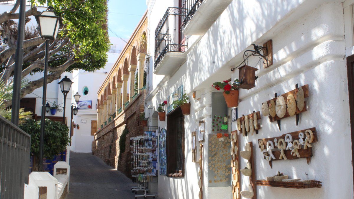 Una de las tradicionales calles de Mojácar.