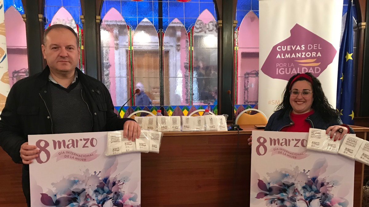 El alcalde y la concejala presentan la programación del Día de la Mujer.