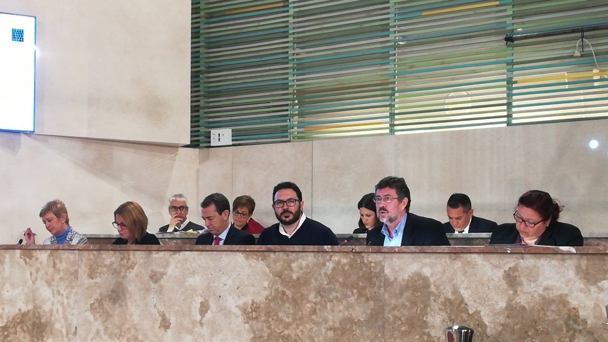 Bancada del PSOE y de IU en el plenario